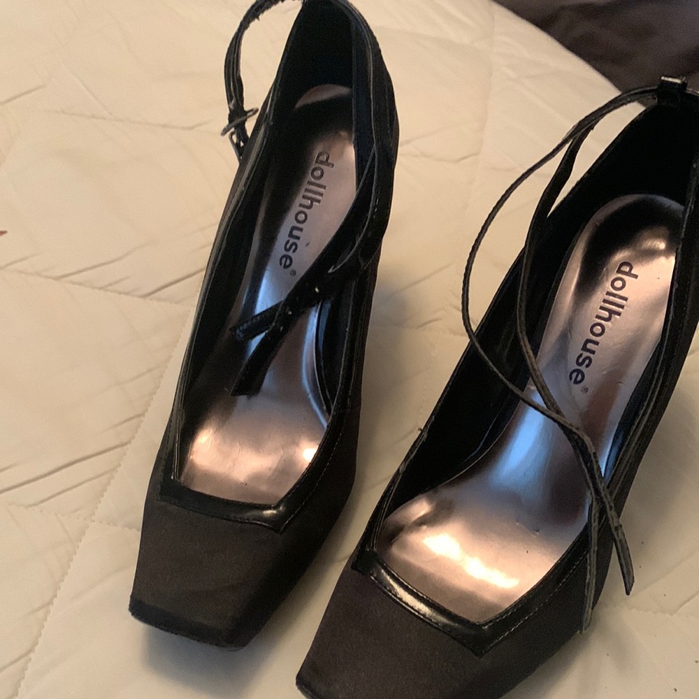 Dollhouse size 7.5 black pumps